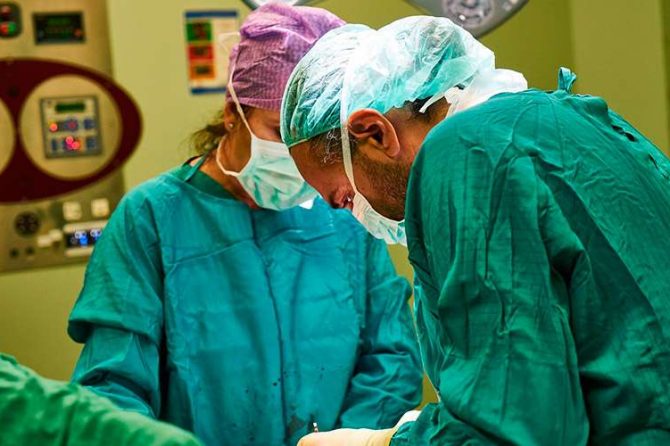Trece tetrapléjicos recuperan la movilidad en los brazos gracias a una nueva cirugía